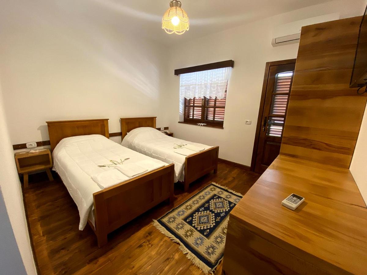 Tweepersoonskamer met 2 Aparte Bedden en Uitzicht op de Bergen