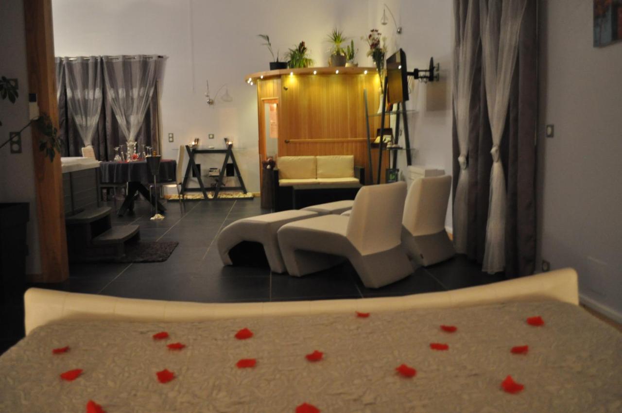 Zimmer mit Queensize-Bett und Whirlpool-Badewanne