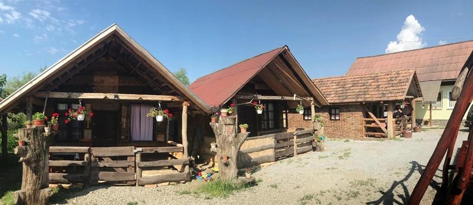 Casa Rustic Fehér & Fekete Vendégházak - Bed and Breakfast