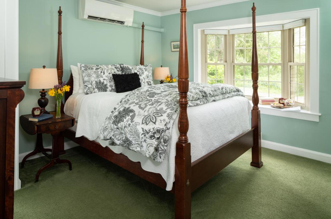 Queen Room with Garden View