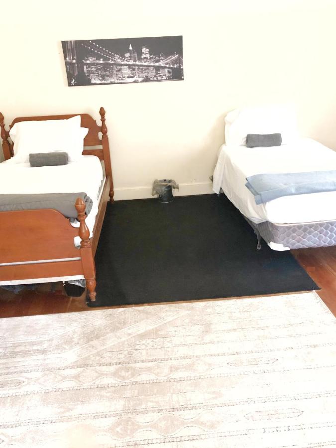 1950s Charm In The Heart Of Waterbury - Chambres d’hôtes Waterbury