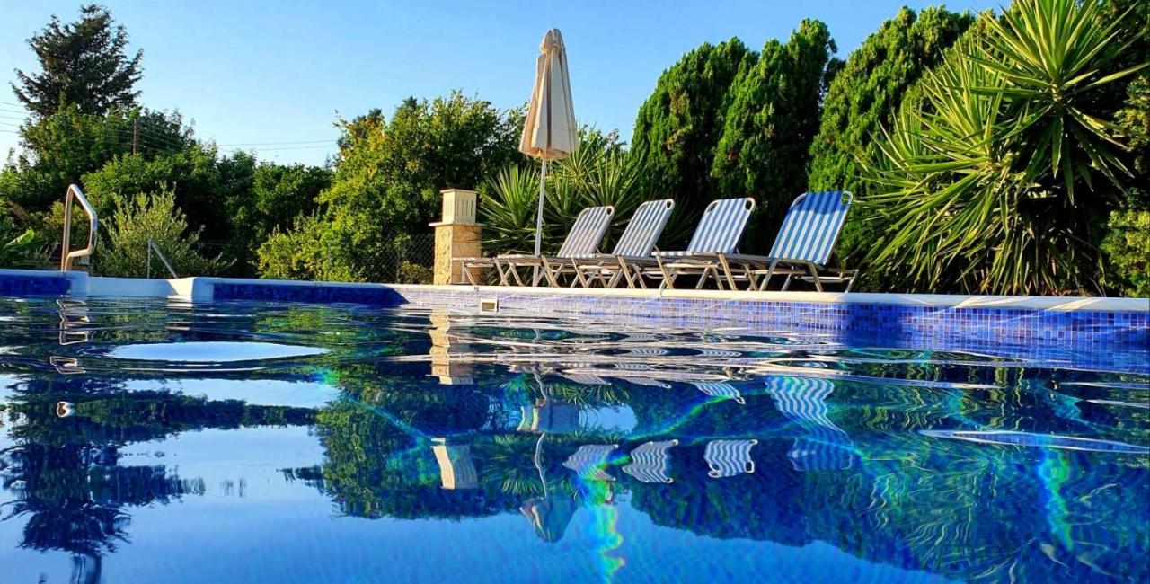 Theos Club Villas - B&B
