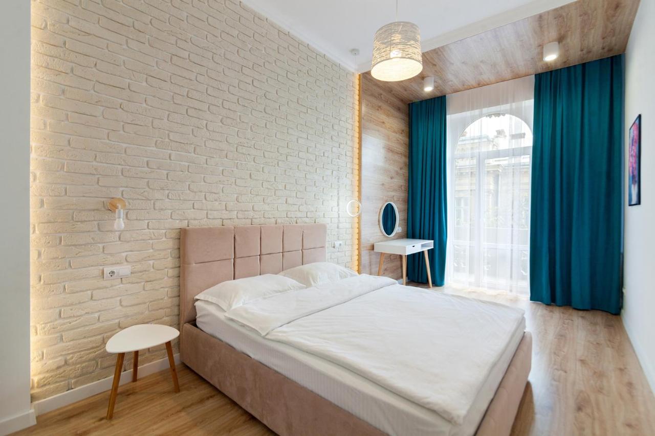 LEOGRAND Three Bedrooms VIP Apartments on Kniazia Romana 12 - B&B