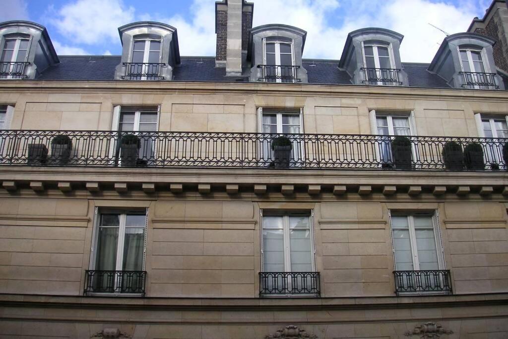 Luxury, Calm and Elegance in the heart of Champs-Elysées with a bottle of Champagne and AC - Chambres d'hôtes Paris