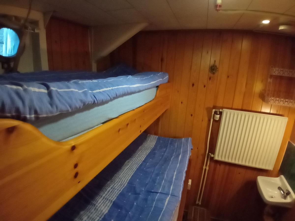 Tweepersoonskamer met 2 Aparte Bedden en Gedeelde Badkamer
