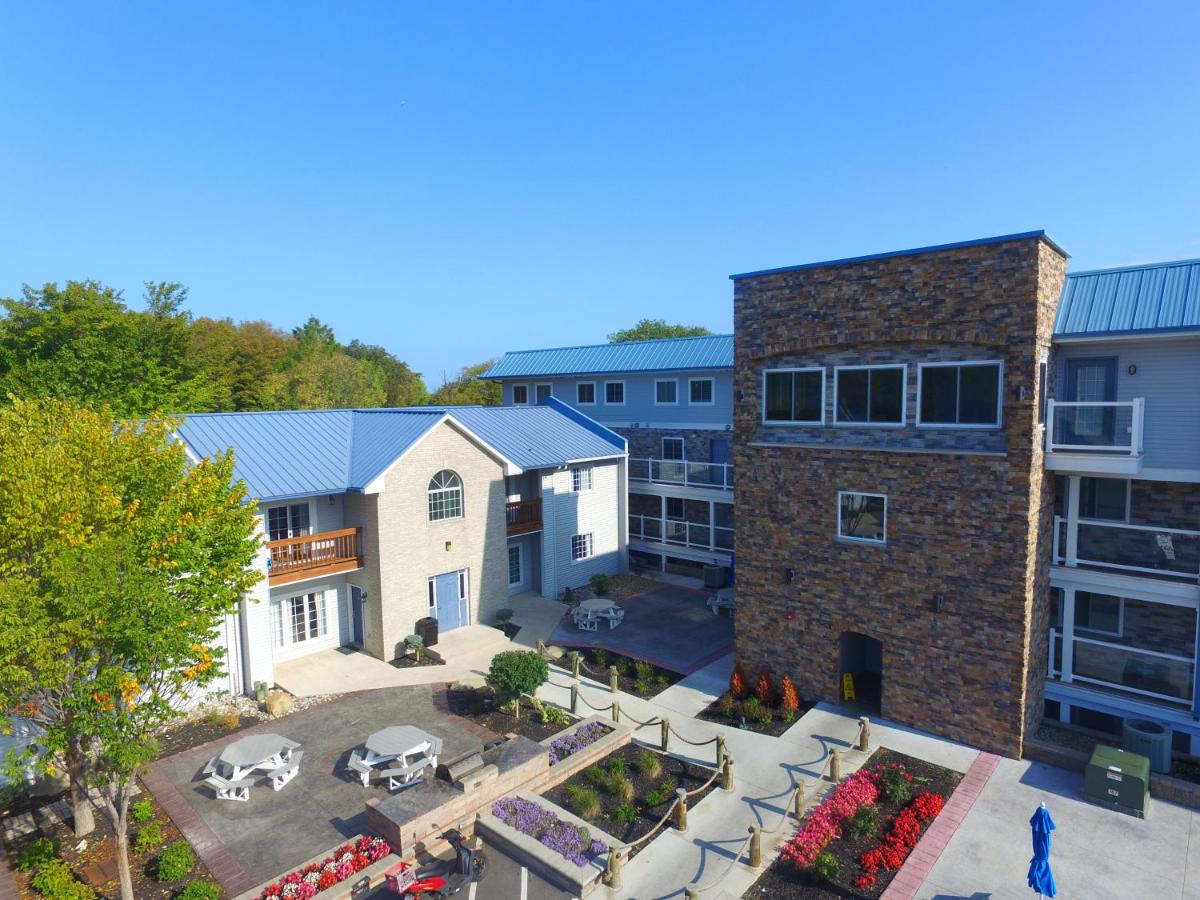 Put-in-Bay Waterfront Condo #107 - B&B