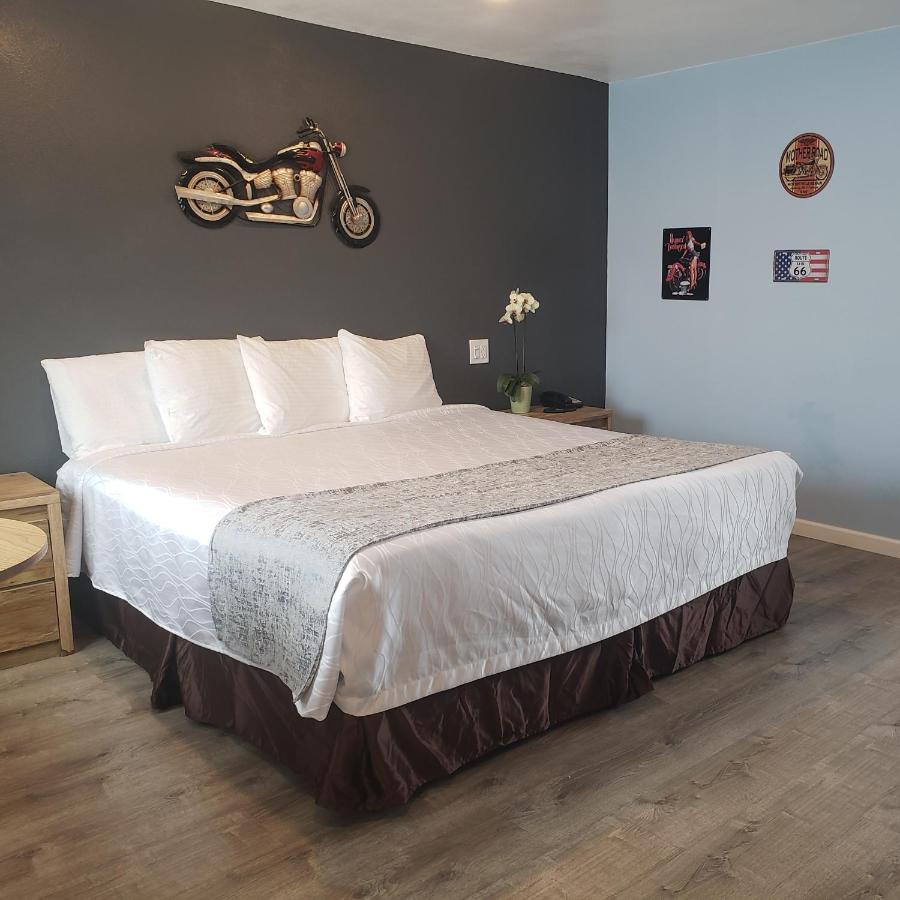 Habitación con cama extragrande.