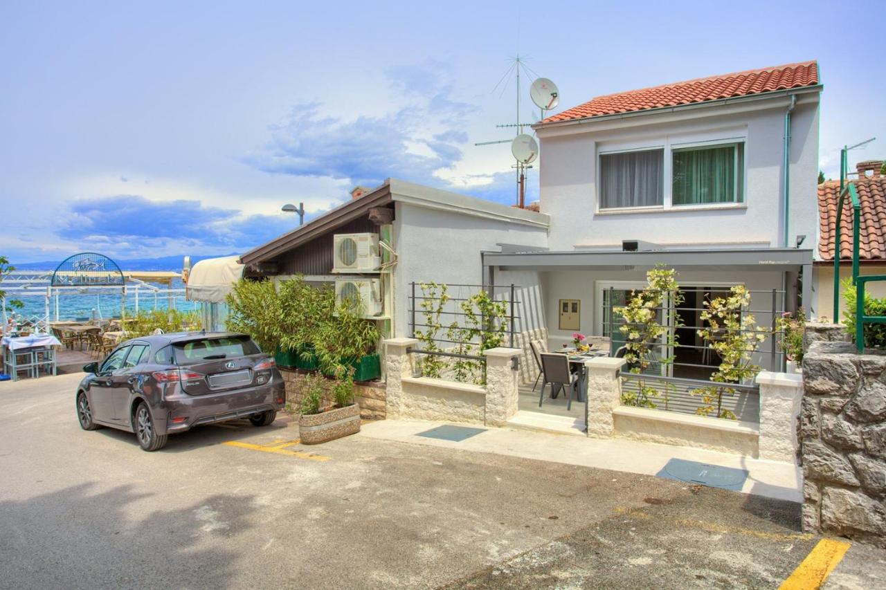 Holiday House Mar - Bed and Breakfast