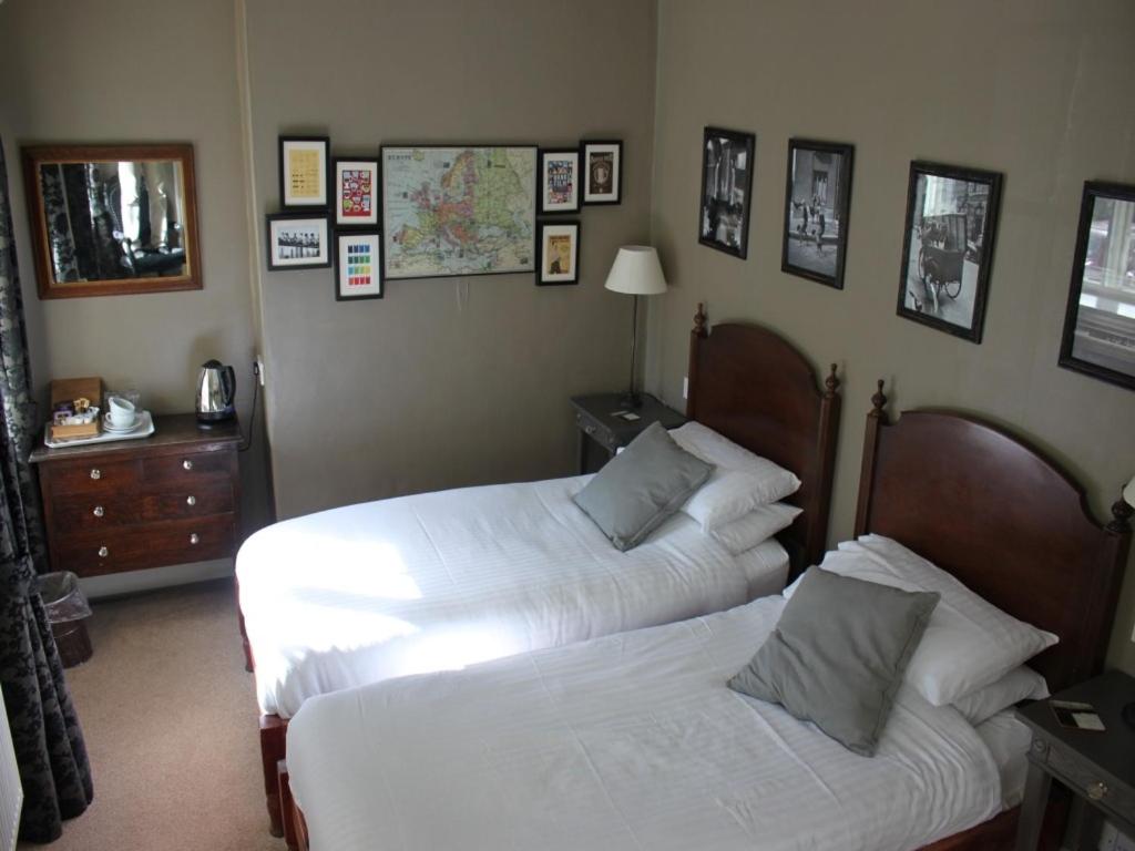 Zimmer mit Kingsize-Bett und Gartenblick. 
