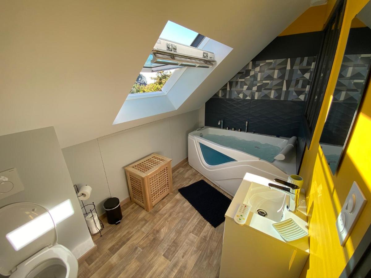 Studio with Spa Bath