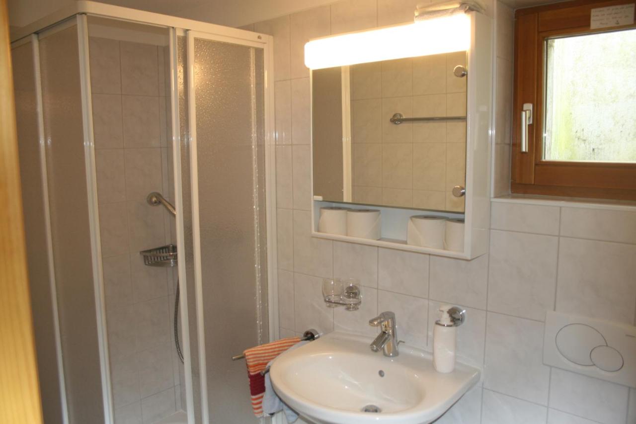 Tweepersoonskamer met 2 Aparte Bedden en Uitzicht op de Bergen