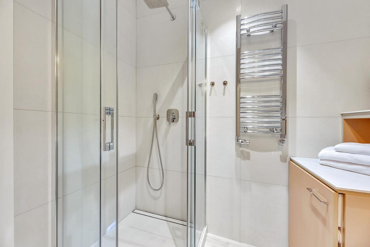One-Bedroom Apartment - Chmielna 71/69b