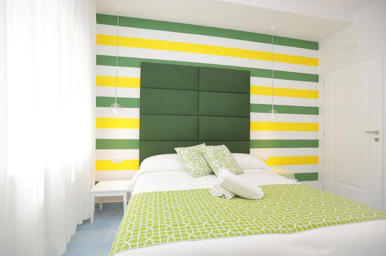 Zimmer mit Kingsize-Bett und Balkon