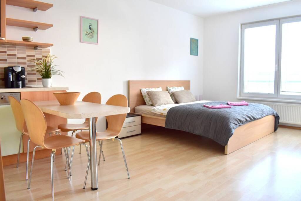Modern apartments - Airport 8mins - B&B Praga
