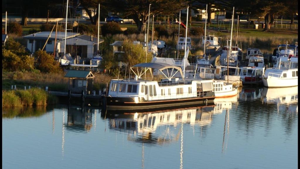 B&B Goolwa - Swamp Fox luxury 2BR Dutch Barge - Bed and Breakfast Goolwa