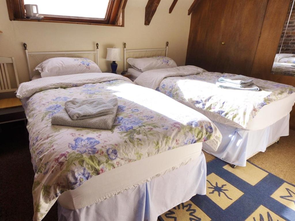 Tweepersoonskamer met 2 Aparte Bedden en Eigen Badkamer