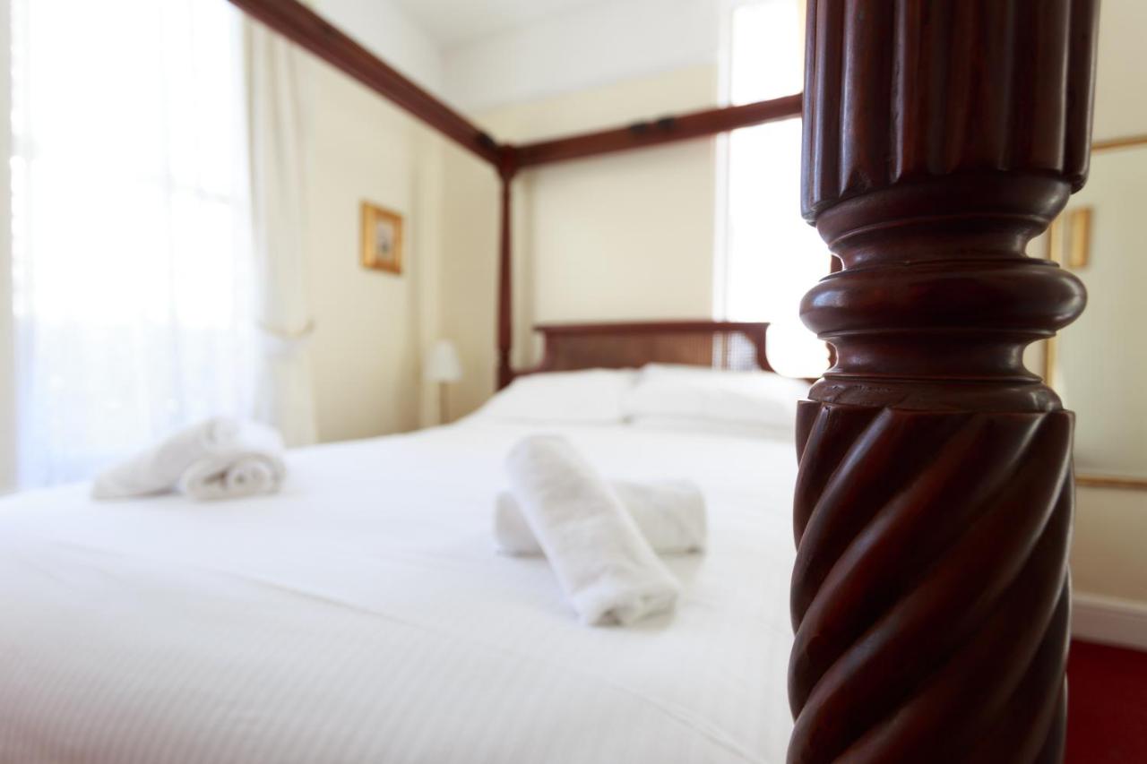 Four Poster King Ensuite with Bath and Shower