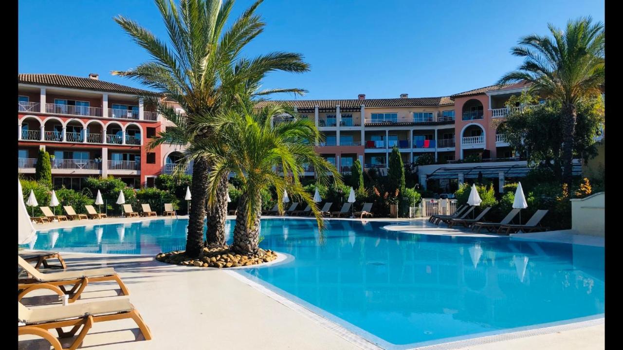 Appartement de standing face à la baie de St-Tropez, vue mer, jardin et piscine. - B&B