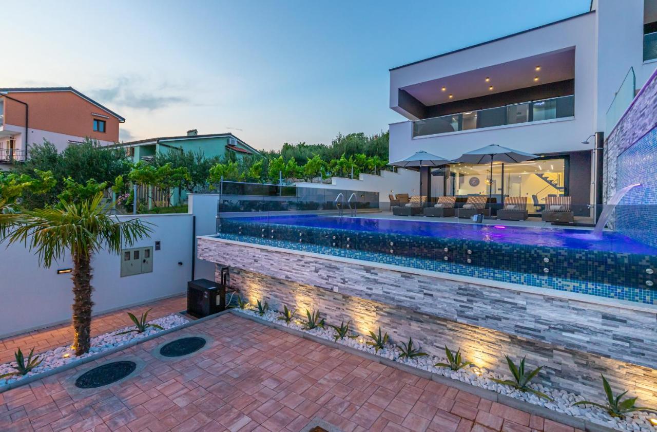 Luxury Villa Lorena with heated pool, jacuzzi,sauna and seaview - Chambres d’hôtes