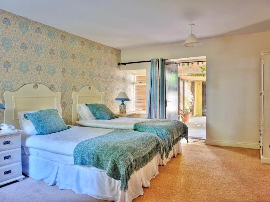 Twin Room with Private Bathroom