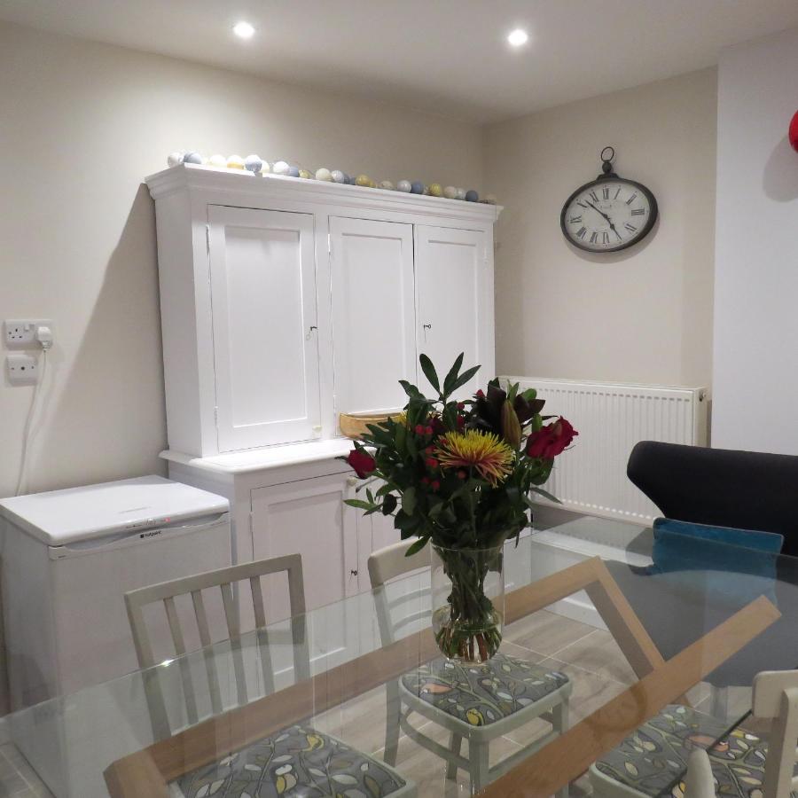 B&B Topsham - Frog Palace - Secure Parking-Outside Area-Topsham-Exeter-Beach-Chiefs-WiFi - Bed and Breakfast Topsham