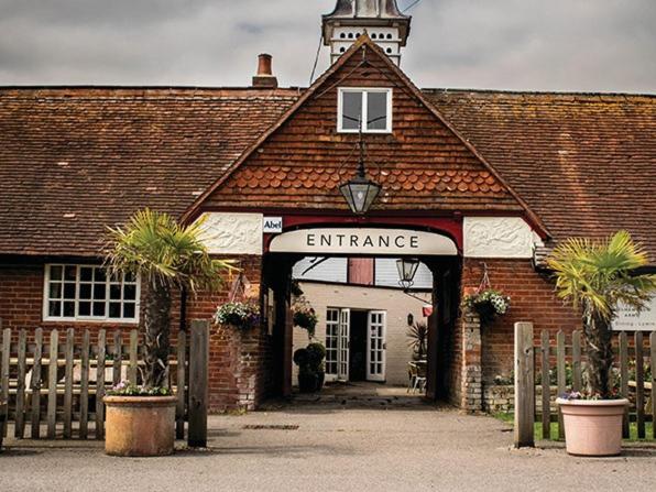 The Walhampton Arms - Bed and Breakfast