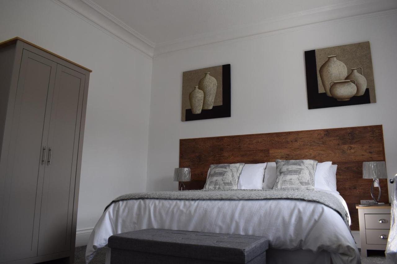 Zimmer mit Kingsize-Bett