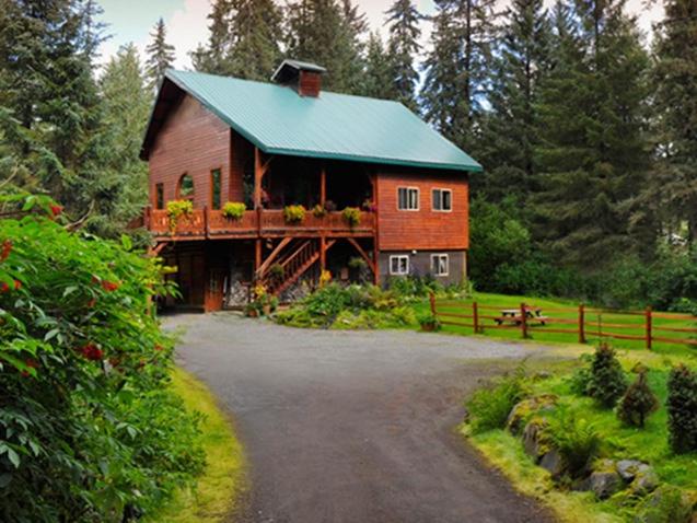 Carriage House Accommodations - Bed and Breakfast