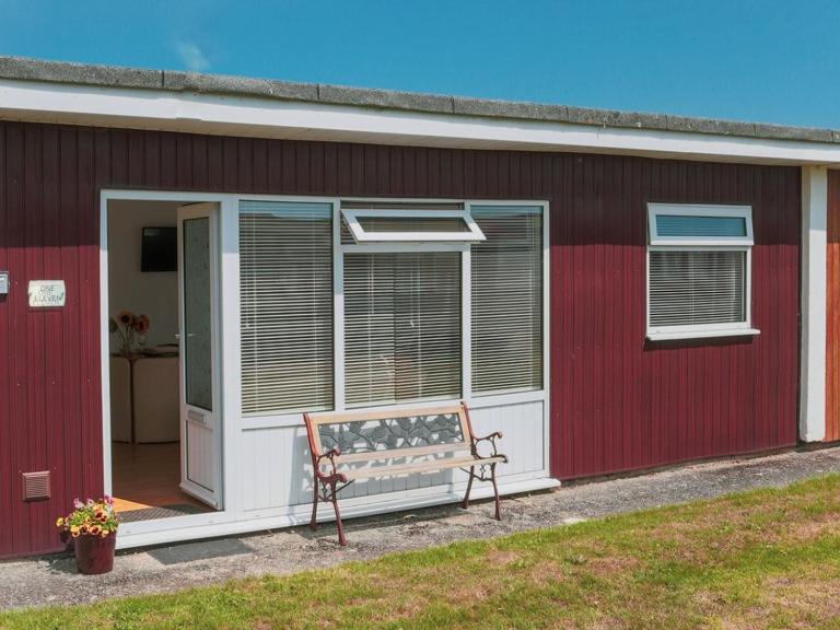 Hi-De-Hi Chalet 111 - Bed and Breakfast
