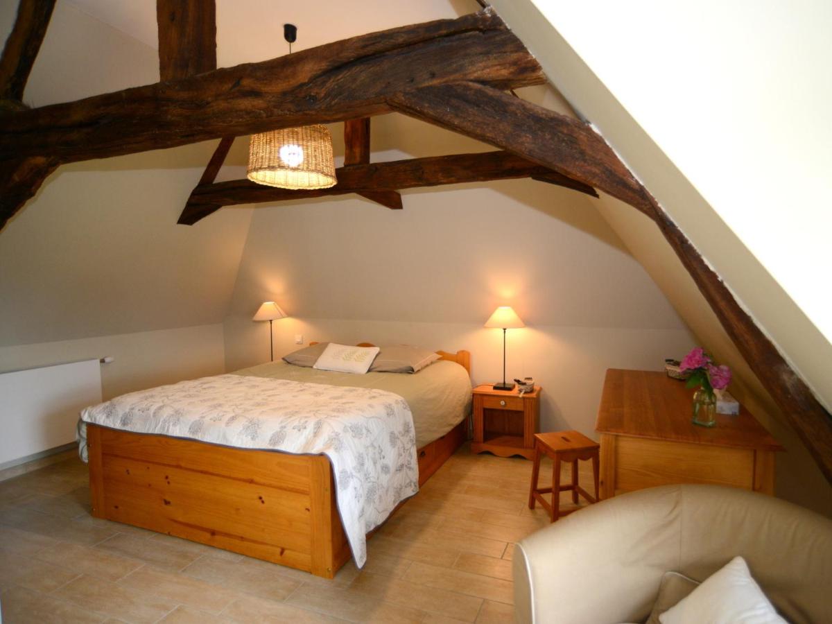 Zimmer mit Kingsize-Bett und Gartenblick. 