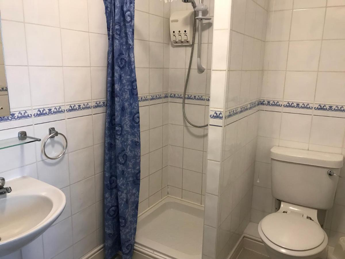 Twin Room with Shower