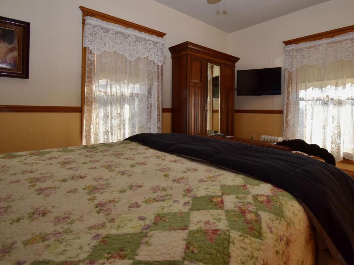 Standard Queen Room