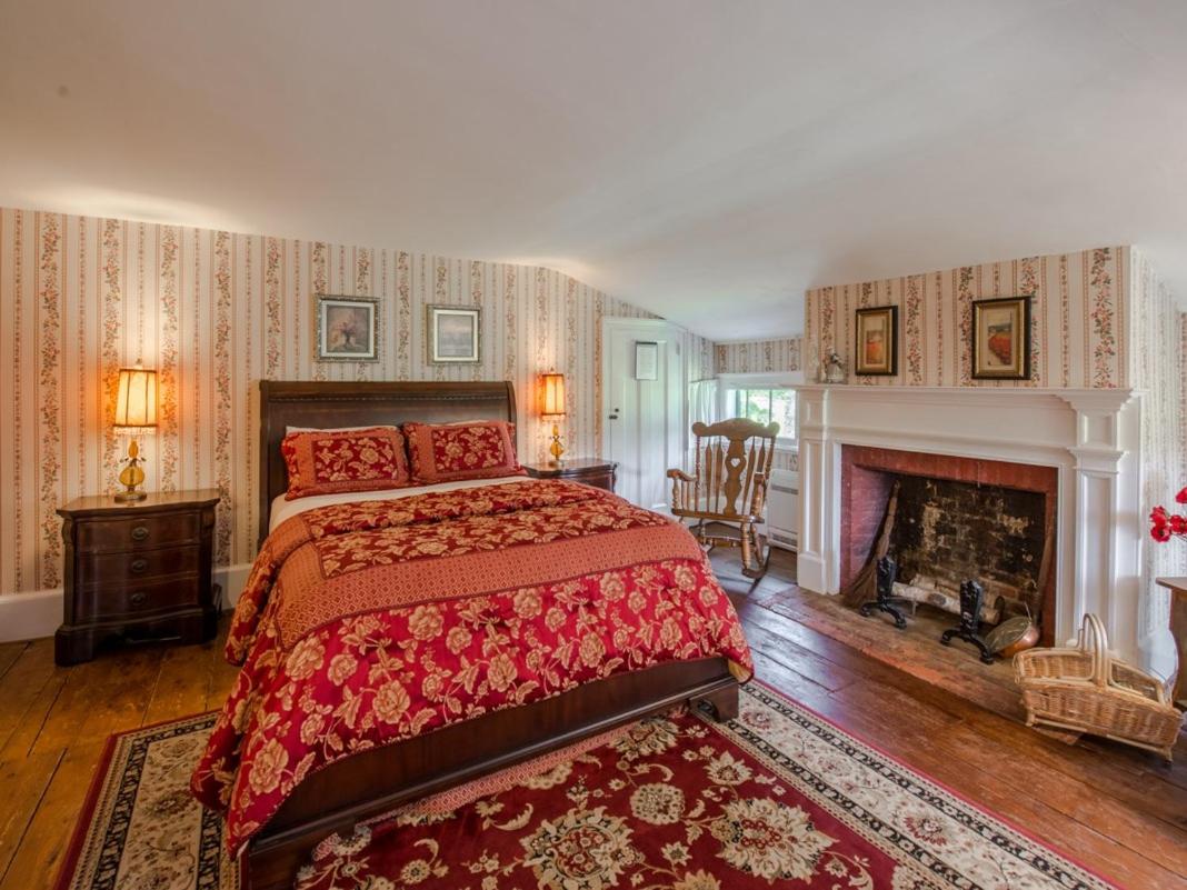 Queen Room with Shared Bathroom