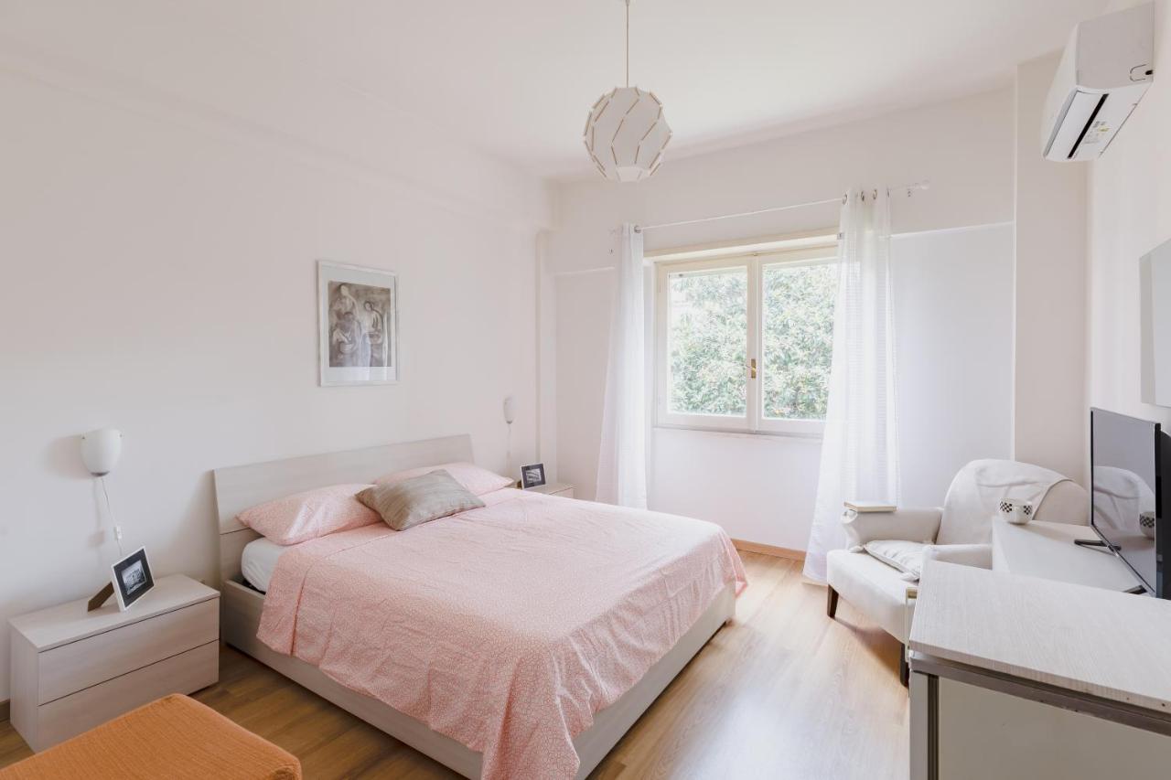 Pelizzi Apartment, 5 persone, 2 camere, balcone, Cinecittà - B&B Roma