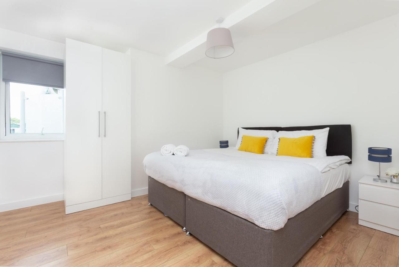 B&B Enfield Town - Skyvillion - COZY APARTMENTS in Enfield Town With Free Parking & Wifi - Bed and Breakfast Enfield Town