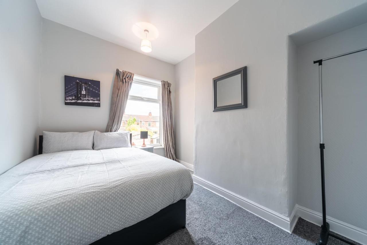 3 Bedroom Hull Sleeps 6 Glam Contractor & Leisure & Families Close to Clough Rd - Bed and Breakfast Kingston upon Hull