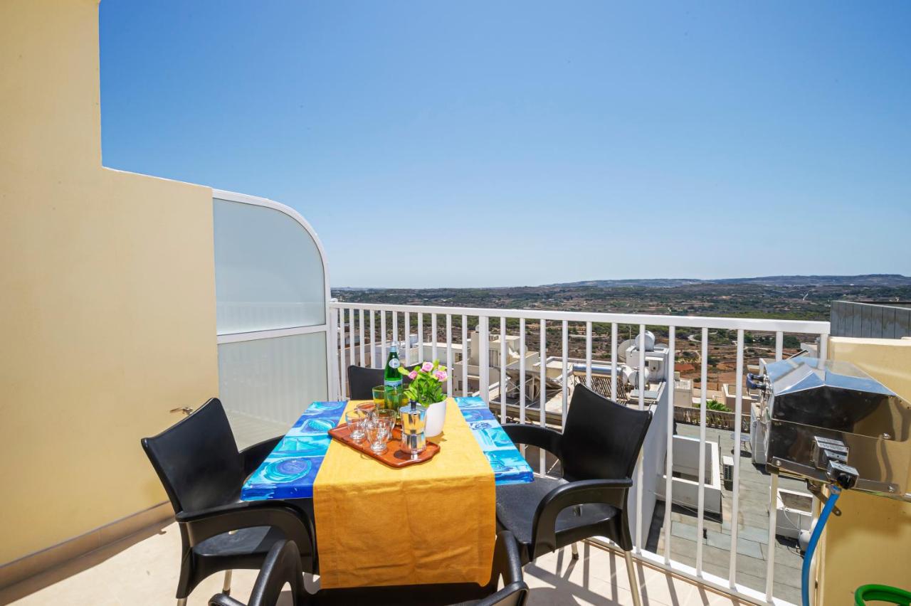 Summer Breeze Apartment with panoramic terrace - by Getawaysmalta - B&B