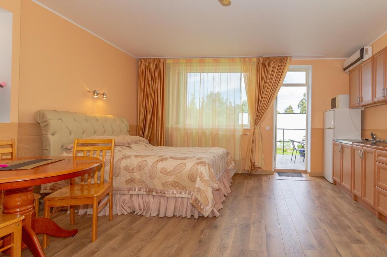 Habitación doble deluxe con cama grande y balcón