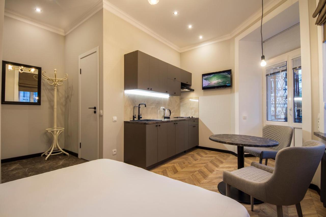 Deluxe Apartment with Balcony - Mala Zhytomyrska 18