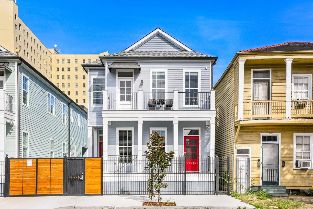 B&B New Orleans - Stunning 4BR-5BR near Frnch Quarter Homes by Hosteeva - Bed and Breakfast New Orleans