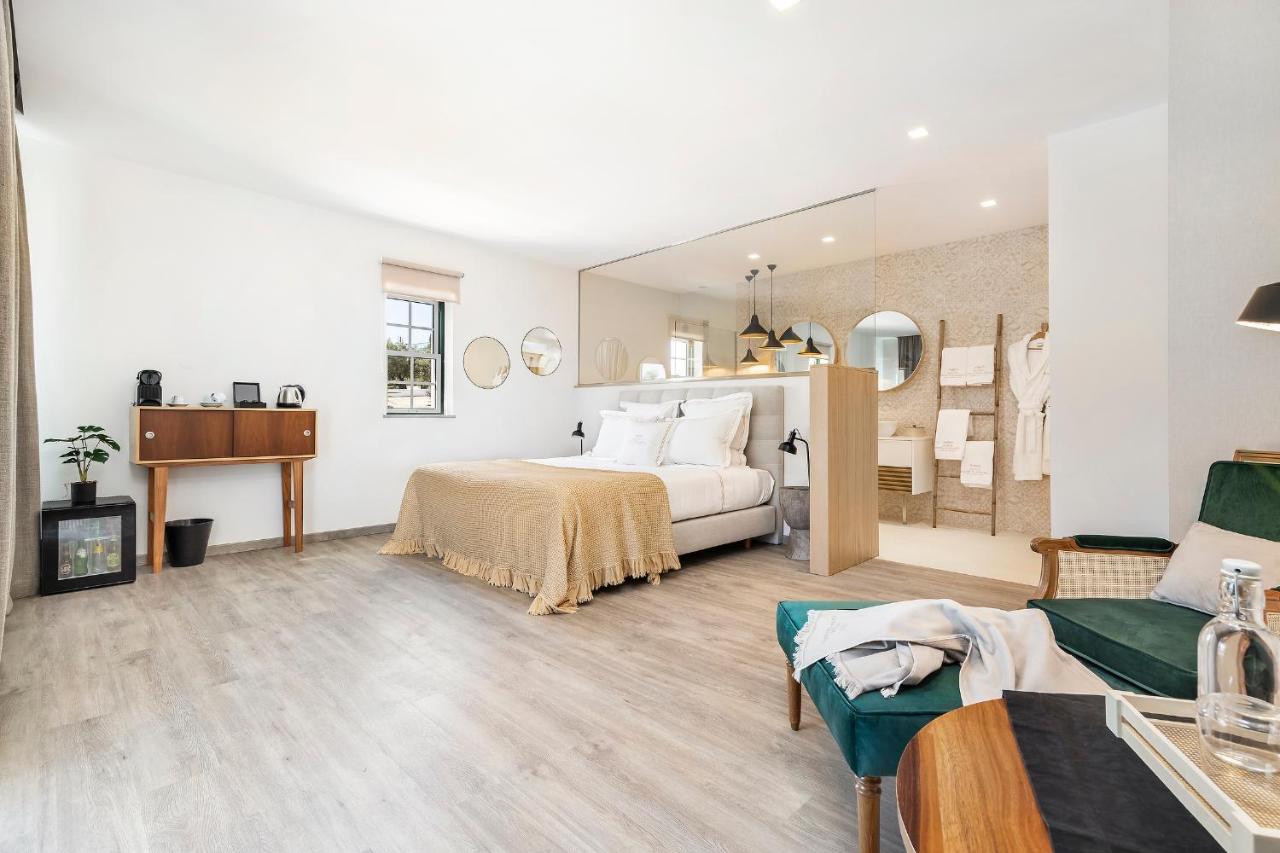 Habitación con cama extragrande y balcón