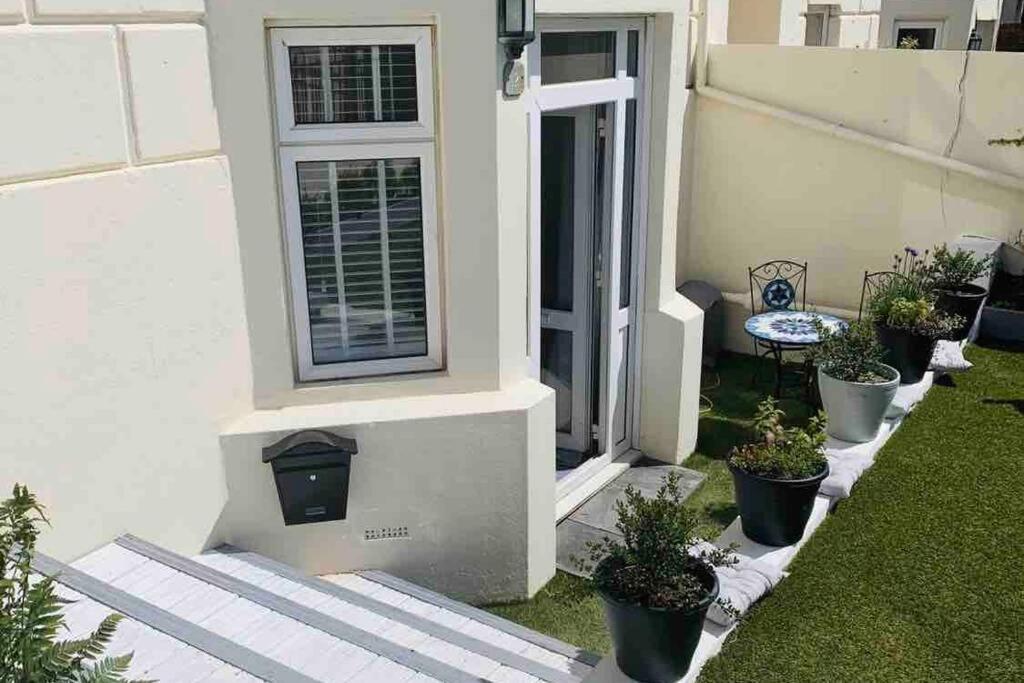 Stunning spacious 3 bedroom seafront apartment 2 minute walk to beach, shops, restaurants - Bed and Breakfast