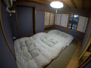 Einzelbett im gemischten Schlafsaal