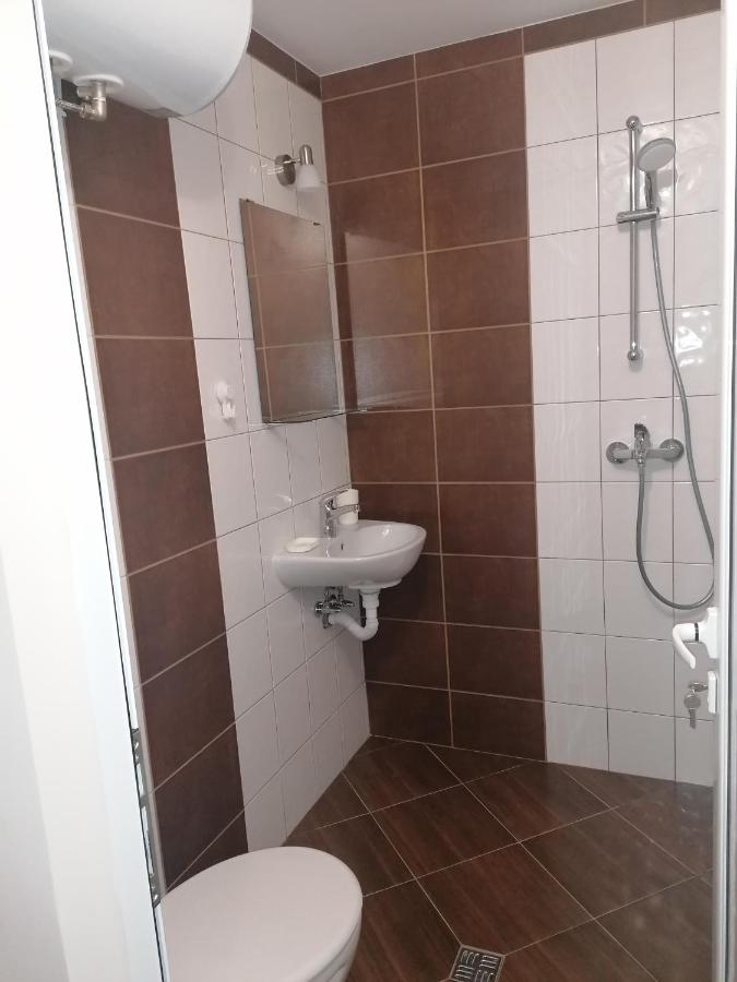 Estudio con cama extragrande y sofá cama