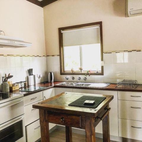 Rosella Three-Bedroom Cottage (7 Guests)