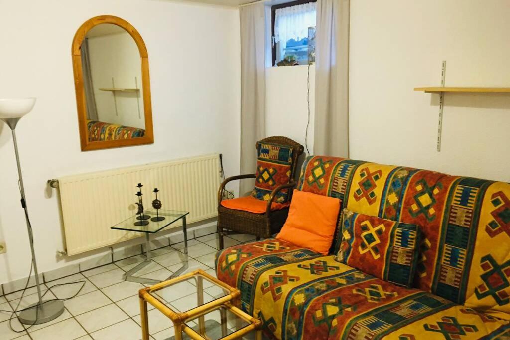 Biete ruhige Zwei-Zimmer Souterrain-Wohnung - B&B
