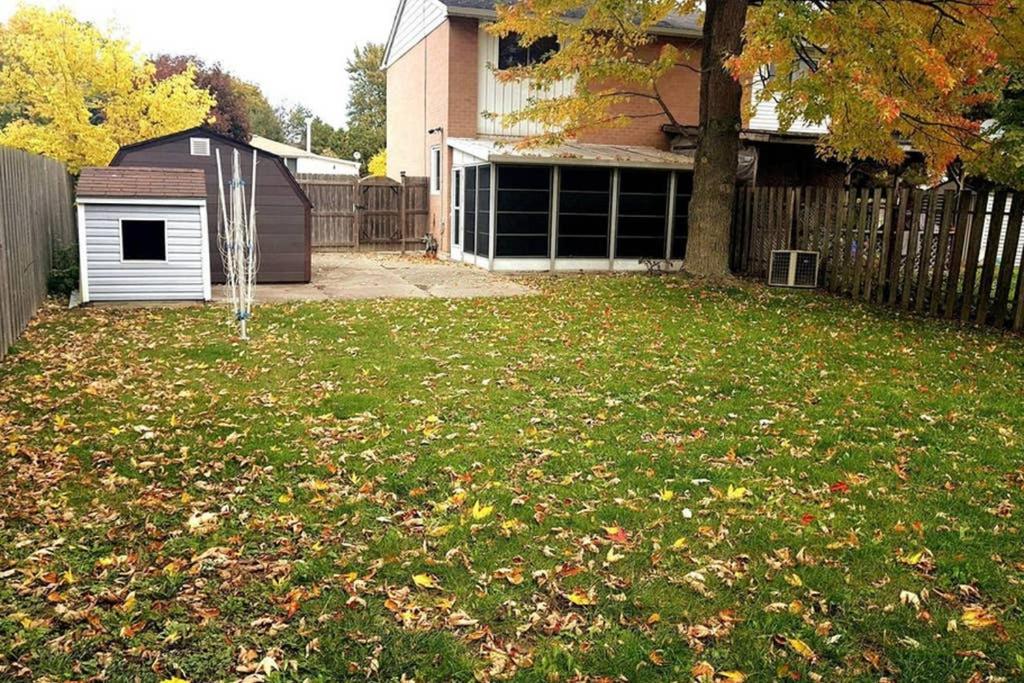 Sarnia's Hidden Gem - 3 BR/2 BA by College/Hwy/Arena - B&B Sarnia