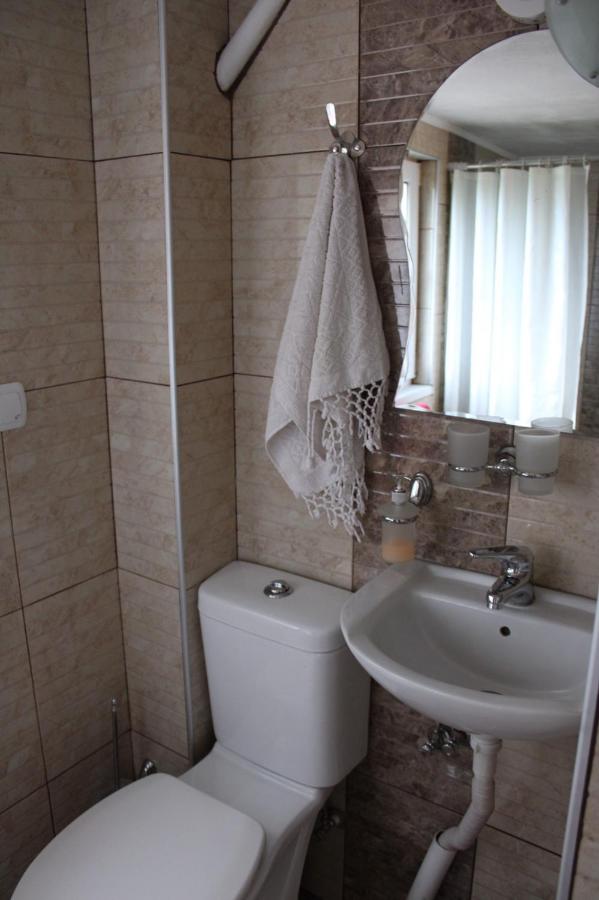 Habitación Triple Básica con baño compartido