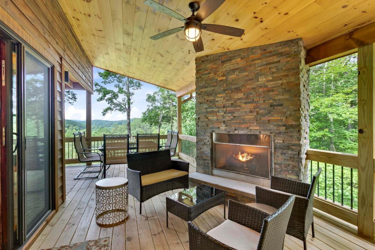 B&B Mineral Bluff - Elegant Creekside Cabin with Hot Tub, Views and More! - Bed and Breakfast Mineral Bluff