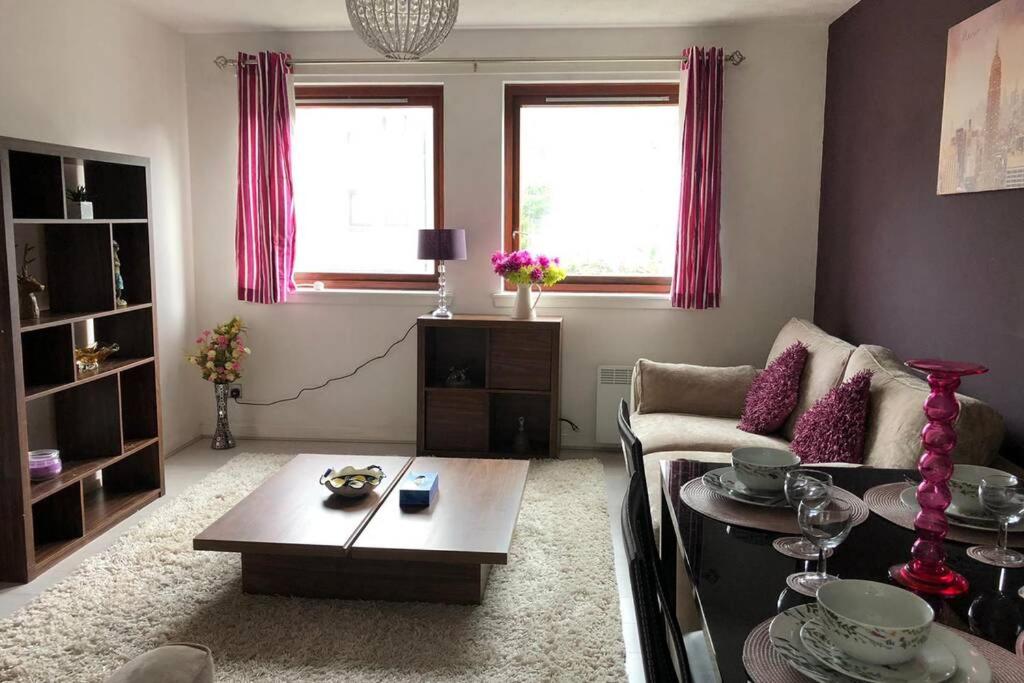 B&B Edinburgh - Beautiful Self-Catering 2 Bed Apartment with Free Parking 10 Minutes to City Centre - Bed and Breakfast Edinburgh
